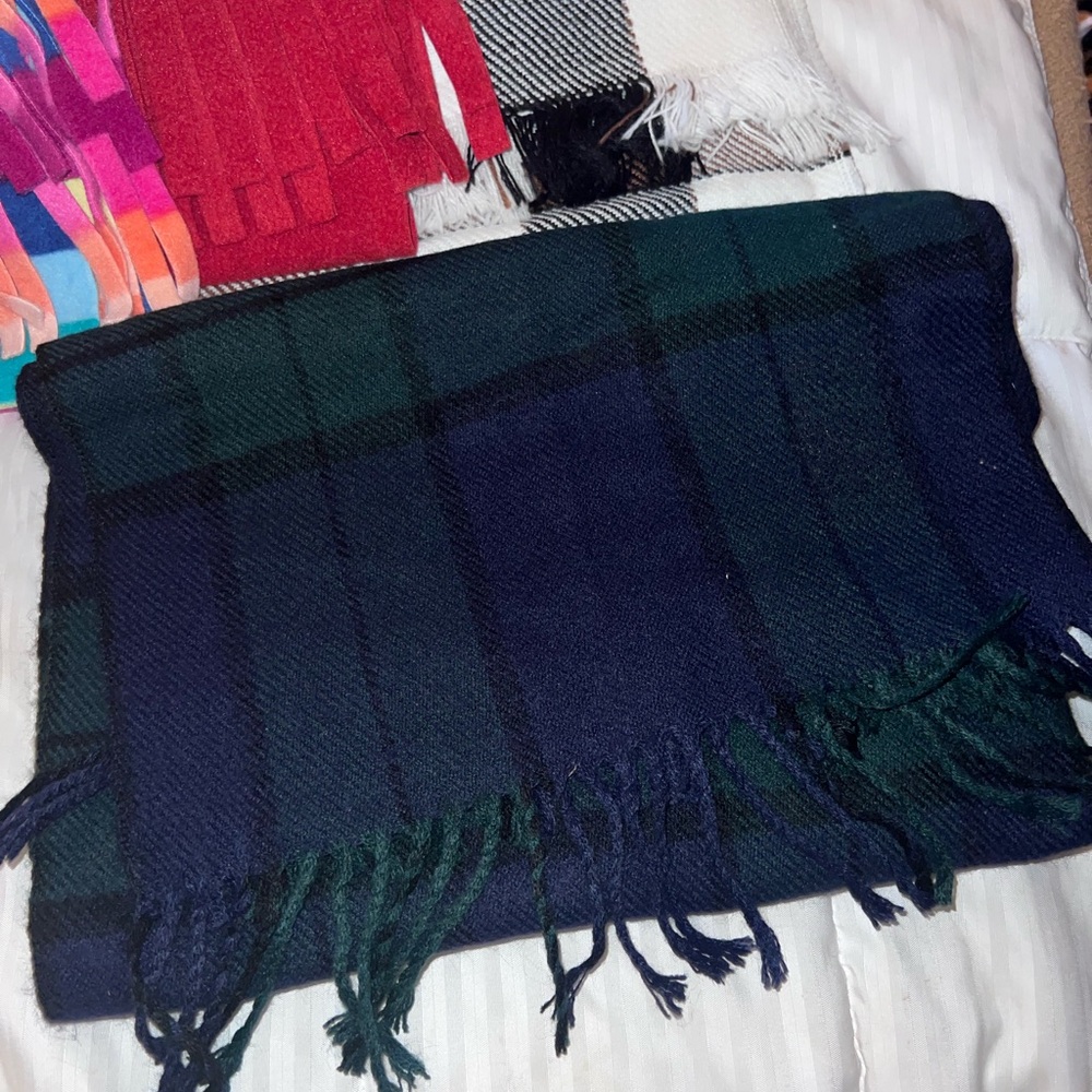 LADIES SCARFS AND HAT - Picture 4 of 9